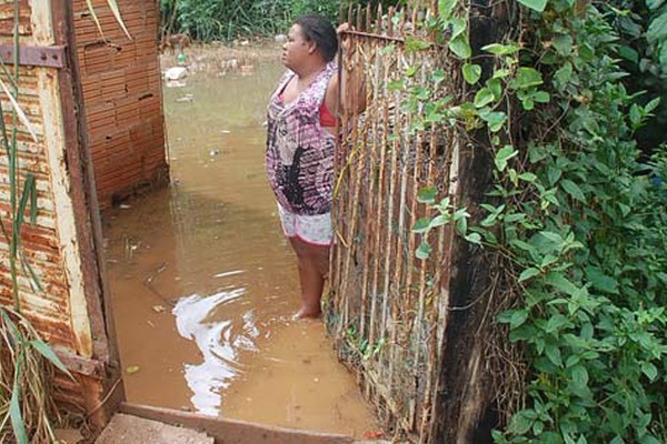 Rio Paranaíba invade a 1ª casa e Patos de Minas já tem família desalojada pelas chuvas