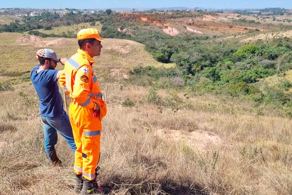 Após 3 dias de buscas, Corpo de Bombeiros encontra homem desaparecido morto em grota em Lagoa Formosa