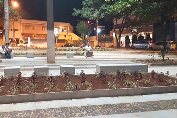 Depois de um ano de espera, moradores podem voltar a frequentar a Praça Abner Afonso