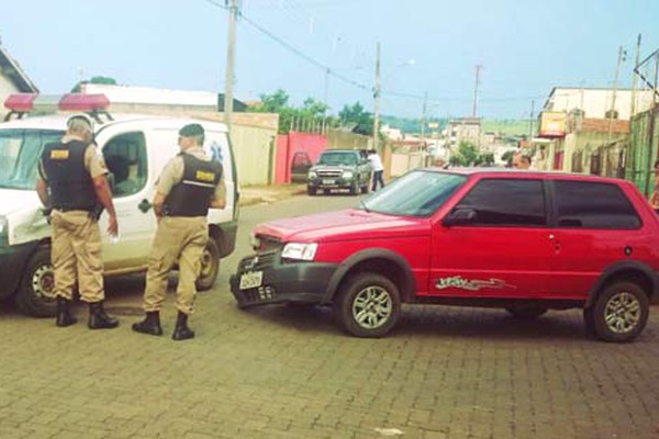 Ambulância da Prefeitura de Patos de Minas avança parada obrigatória e provoca acidente