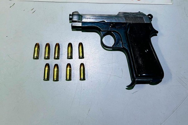 Após motociclista desrespeitar blitz, PM apreende pistola em comércio de Patos de Minas