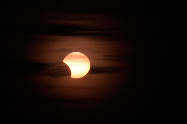 Astrônomo registra imagens fantásticas de eclipse solar parcial no céu de Patos de Minas