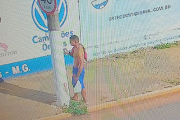 Câmera do Olho Vivo flagra homem fazendo pichações no centro de Patos de Minas