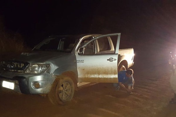 Hilux é encontrada na zona rural após bandidos roubarem o veículo em Rio Paranaíba