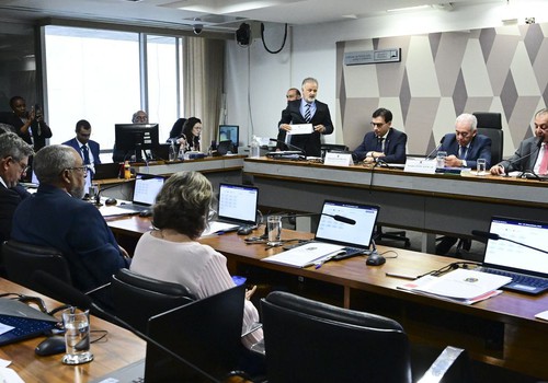 CCJ do Senado aprova PEC que acaba com jornada 6x1
