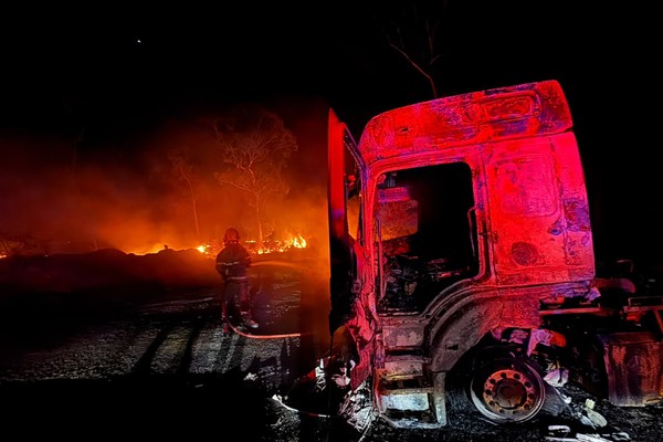 Carreta pega fogo e é destruída pelas chamas na BR 365, em Patos de Minas