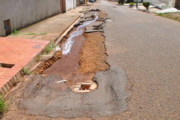 Temporal arranca asfalto e buracos nas ruas de Patos de Minas se multiplicam