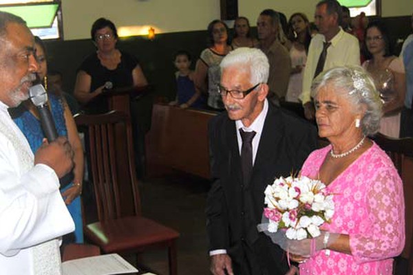 No dia do aniversário de 90 anos, homem se casa na igreja com namorada de 75 anos