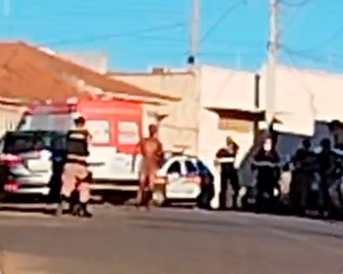 Homem em surto corre pelado com barra de ferro e é contido com arma de choque em Carmo do Paranaíba; veja