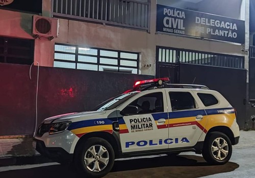 Homem observa senha, engana moradora para entrar em prédio e furta capacete