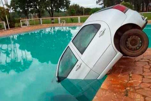 Carro vai parar em piscina de clube após motorista confundir estacionamento em Cruzeiro da Fortaleza