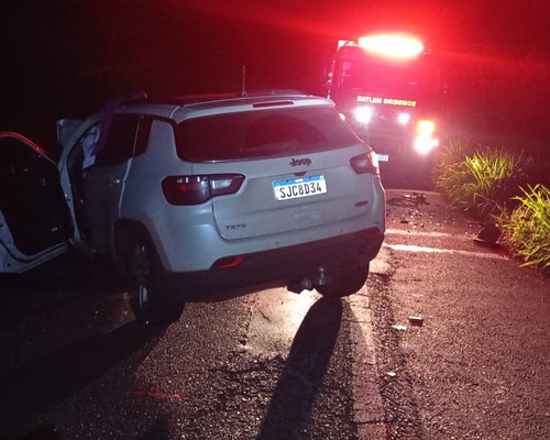 Motorista de 50 anos morre preso às ferragens em batida frontal na BR 365