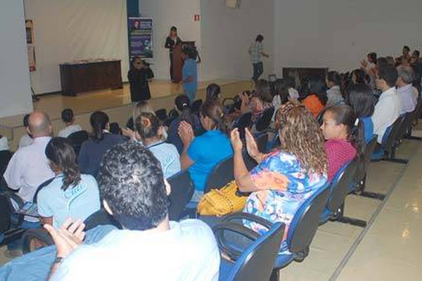 CDL entrega 1200 kits escolares para 12 entidades de Patos de Minas