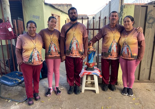 Fé move família de Patos de Minas em caminhada de 145 km até Romaria: "Quem acredita não sente dor"