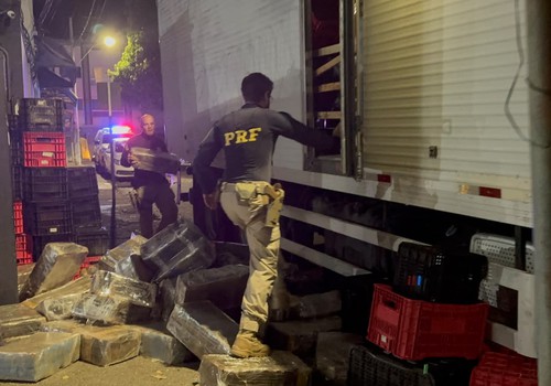 Polícia intercepta caminhão com eletrônicos ilegais, anabolizantes e mais de 3 toneladas de maconha