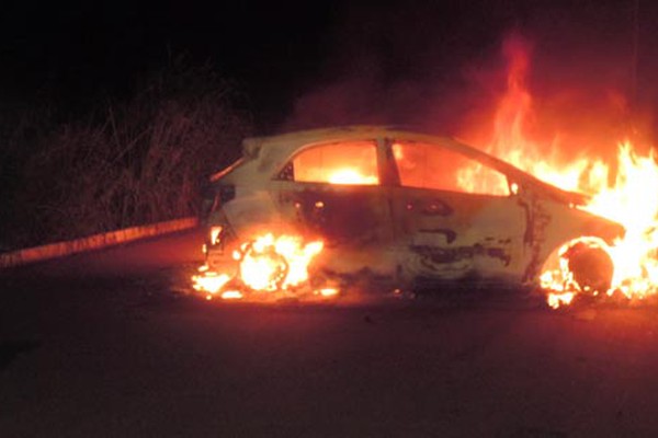 Criminosos ateiam fogo e destroem veículo HB20 no bairro Jardim Panorâmico