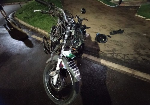 Motociclista e passageiro ficam feridos após caírem na Praça Champagnat e os dois responderão por crimes