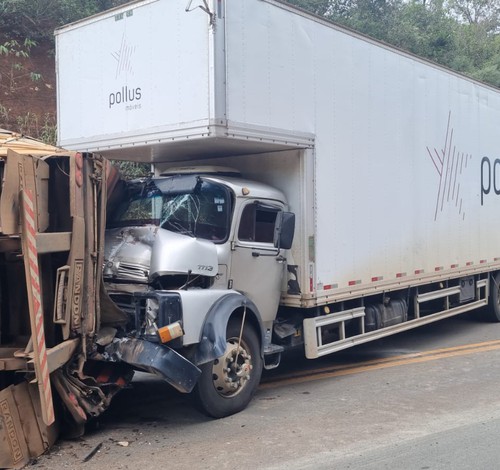 Reboque carregado com cimento tomba em curva e é atingido por caminhão na BR365