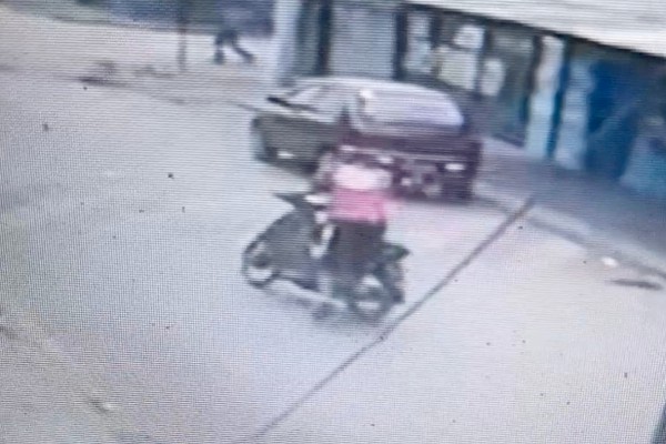 Homem é preso após dupla ser flagrada por câmeras furtando moto com chave na ignição