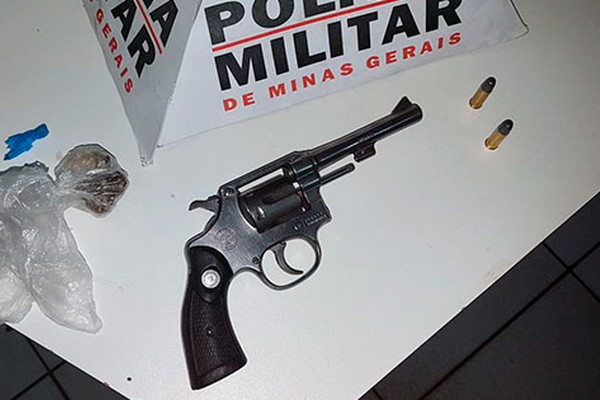 Após denúncia, jovem é preso pela PM com arma de fogo e droga em Patos de Minas