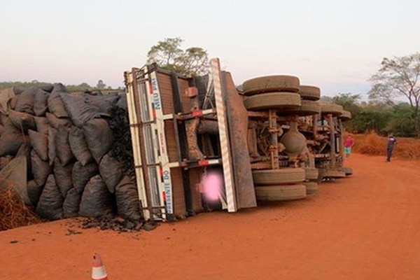 Caminhão com 18 toneladas de carvão tomba em estrada vicinal, em Carmo do Paranaíba
