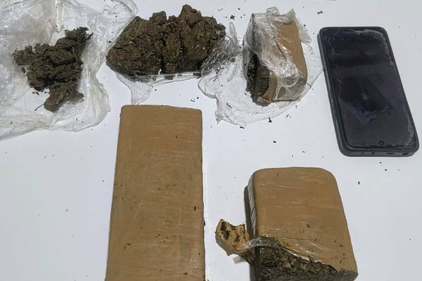 PM intercepta táxi na entrada de Serra do Salitre e prende passageiros que chegavam com drogas