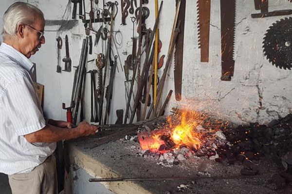 Ferreiro mais antigo de Patos de Minas tem 83 anos e trabalha até hoje produzindo e ensinando