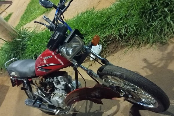 Menino pega moto escondido, fratura perna em acidente e padrinho acaba preso