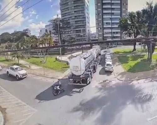 Motorista de bitrem é preso em flagrante após acidente com moto no Centro de Patos de Minas