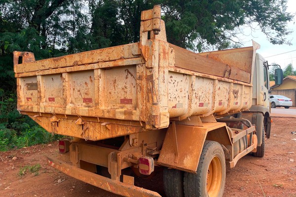 Topógrafo atingido por tampa de caminhão basculante fica gravemente ferido