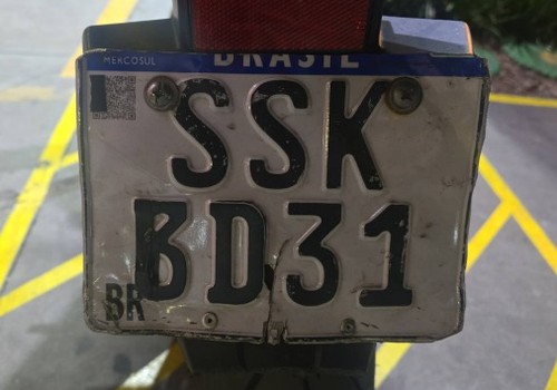 Jovem é preso por adulterar placa de moto com fita isolante para evitar multas em Patos de Minas
