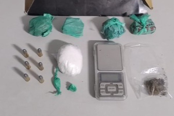 Denúncias de tiros em cortejo fúnebre levam à prisão de jovem com drogas e munições em Patos de Minas