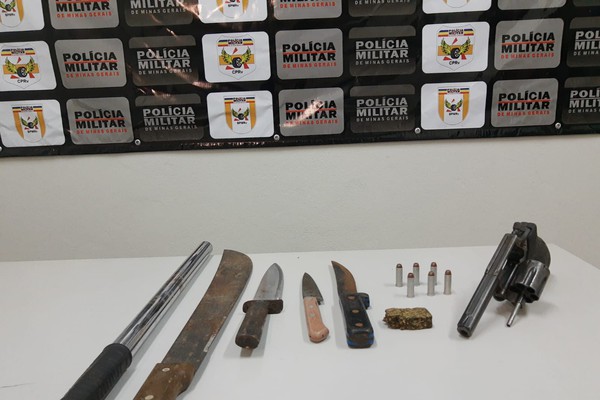 Após abordagem, PMRV encontra arma, faca, facão, drogas e dois acabam presos na MGC 354 em Presidente Olegário