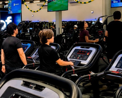 Treinar acompanhado pode aumentar a motivação e a frequência na academia
