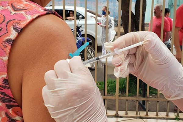 Postos de saúde distribuirão senhas nesta quarta (01) para vacinação contra a gripe na quinta-feira (02)