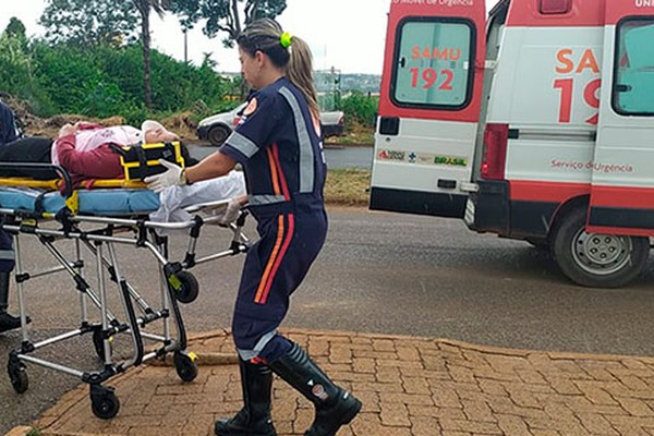 Motociclista fica ferida ao bater em caminhão que tentava conversão em Patos de Minas 