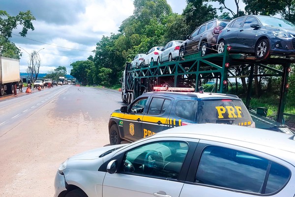 Polícia Rodoviária Federal encontra veículo clonado sendo transportado em cegonheira