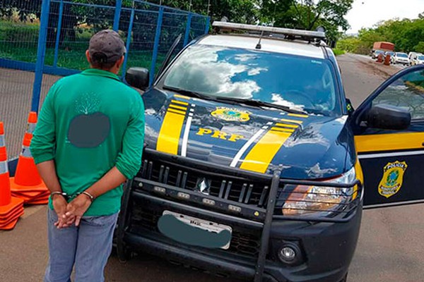 Motorista com mandado de prisão por homicídio é preso pela PRF em Patos de Minas