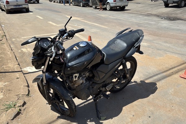 Motocicleta fica com a frente destruída após bater violentamente em carro que avançou parada