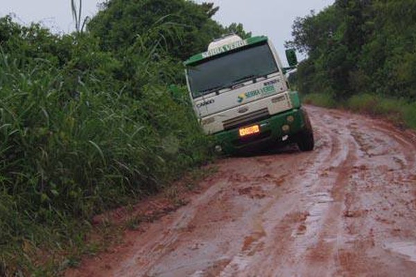 Chuvas deixam estradas em condições precárias e dificultam a vida dos motoristas