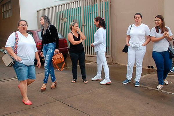 Com salários atrasados e sem o décimo terceiro, funcionários do Hospital São Lucas protestam