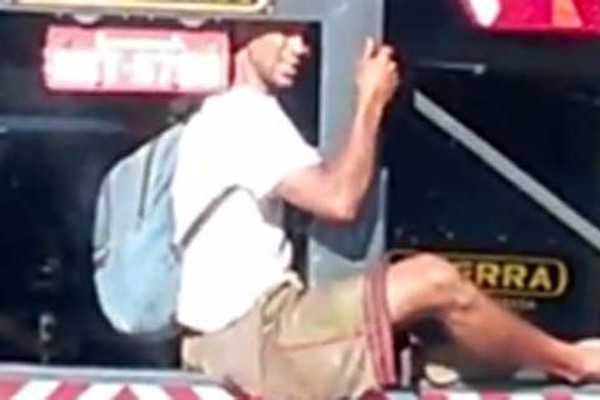 Vídeo enviado por leitor mostra homem pendurado em carreta na BR-365, perto de Patos de Minas
