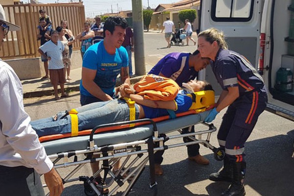 Motociclista de 18 anos fica ferido em acidente com carro no Bairro Lagoa Grande