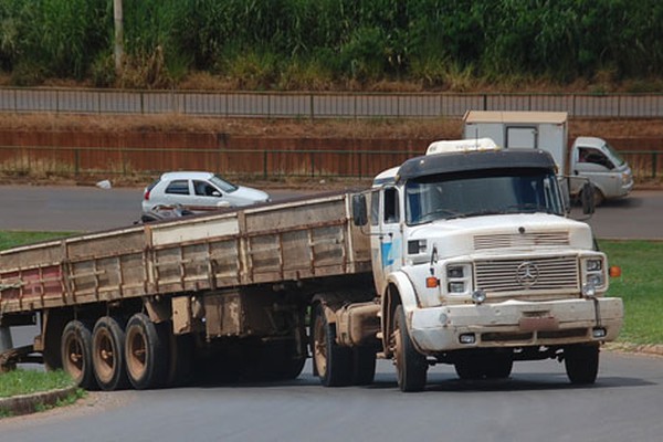 Caminhão carregado com ferro bate em poste de iluminação após voltar em morro da Avenida Paranaíba
