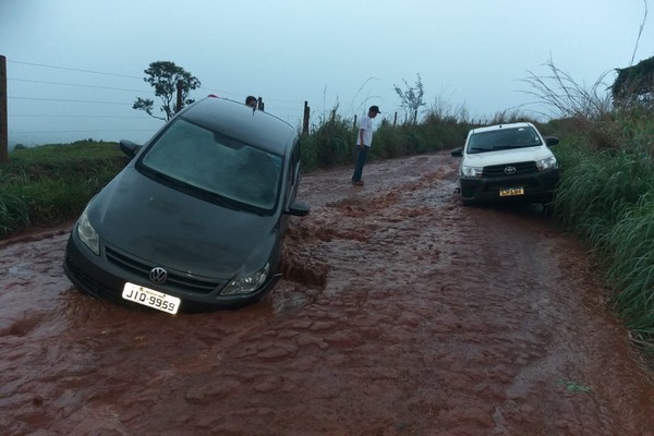 Péssimas condições das estradas rurais comprometem trânsito e irritam moradores da região