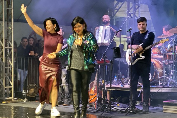 Prefeita Sandra Gomes participa de show de Roberta Miranda na Fenapraça 2026; veja ao vivo