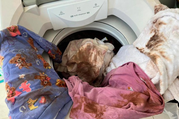 Roupa sai da máquina mais suja do que entrou e moradora se revolta com a Copasa