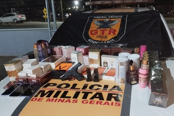 Grupo Tático Rodoviário prende homem armado e com perfumes e celulares importados na BR-146, em Patos de Minas