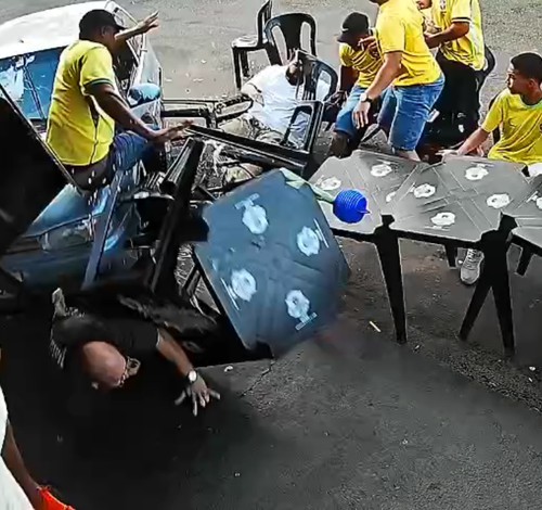 Vídeo mostra torcedores da seleção sendo atropelados por carro conduzido por adolescente em Patrocínio; veja