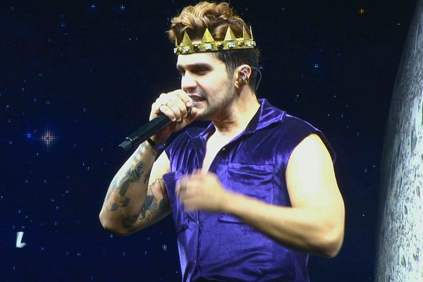 Com a coroa do Reizinho, Luan Santana ora e canta "Água com açúcar"; veja ao vivo